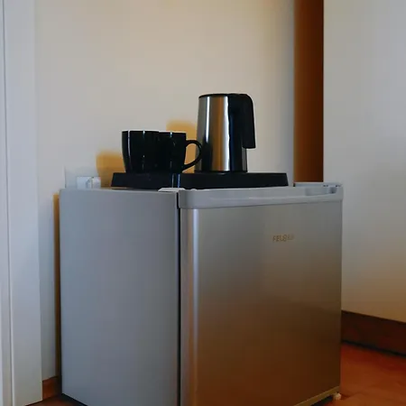 Ufo Center Отель Тирана